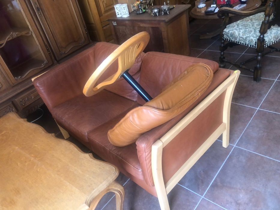 Дизайнерски диван с табуретка/ естествена кожа.