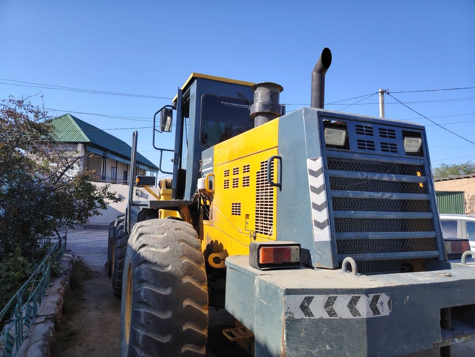 Погрузчик 3 куб сотиладиган бор 2та