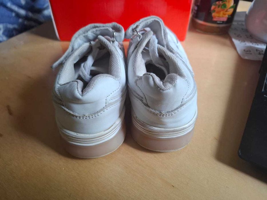 Кроссовки со светящейся подошвой.