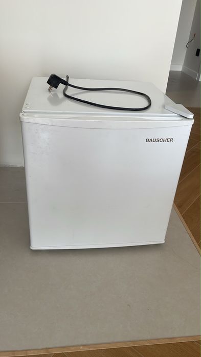 Офисный холодильник
