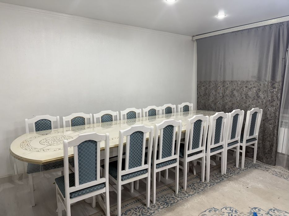 Стол с 20 стулами