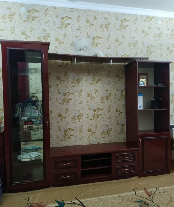 Горка для гостиной, с тумбой для телевизора.