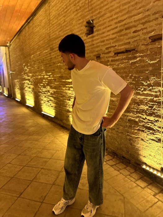 Белая стильная футболка  универсальный вариант