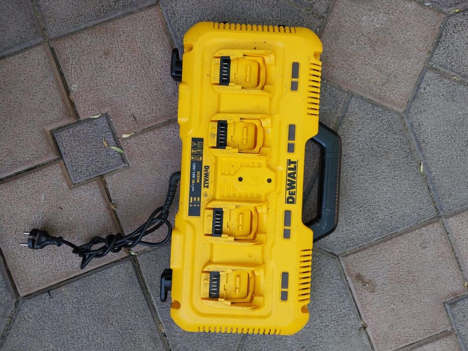 Statie de încărcare DEWALT care incarca și 18 V. și 54 V