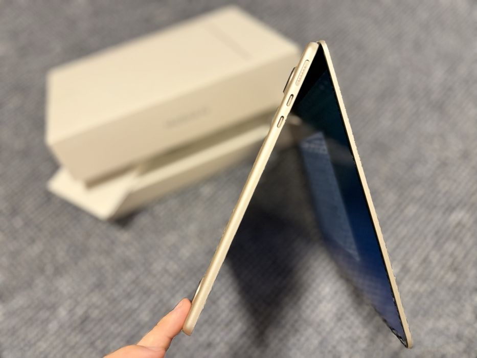 Macbook Air M4 starlight 16 GB RAM 256 ssd NOU GARANTIE sigilat