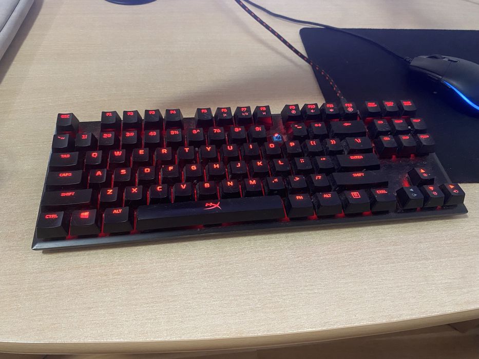 Компютър,монитор с две стойки,мишка и клавиатура