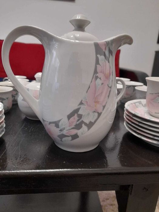 Голям ретро порцеланов сервиз за хранене, чай и кафе