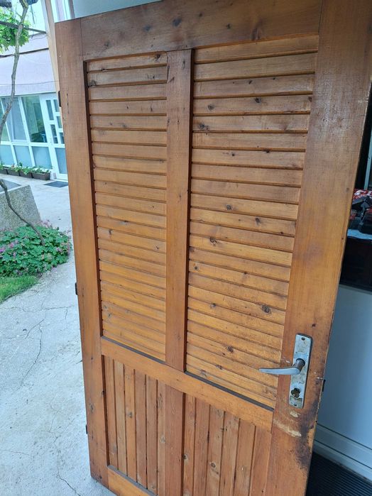 Продавам масивна дървена врата