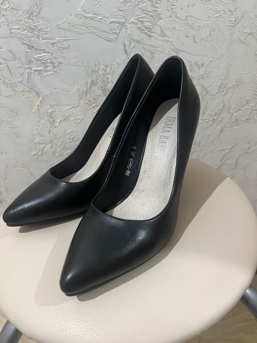 Туфли бежевые и черные 37 размер