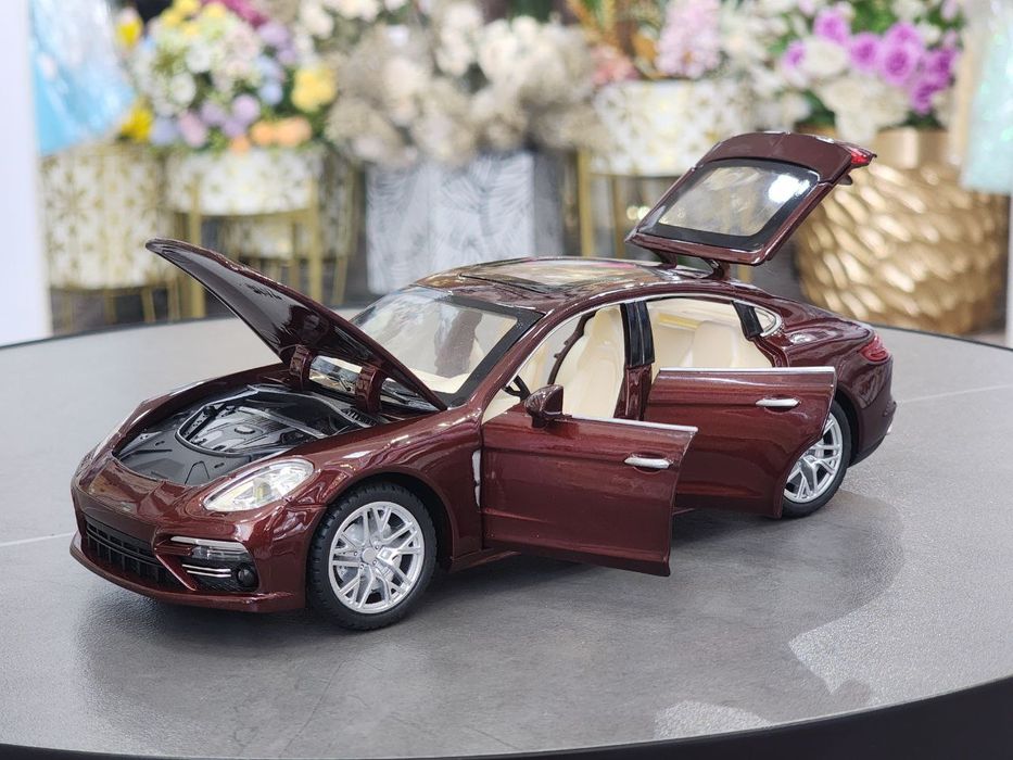 Porsche Panamera 1:24 o'yinchoq mashina