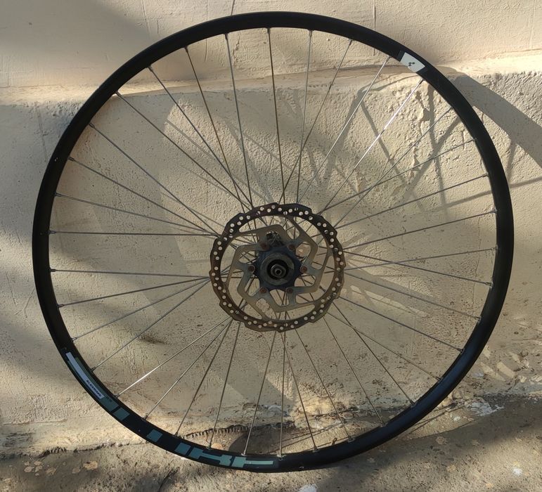 Roată față bicicleta 29. Quick release simplu.