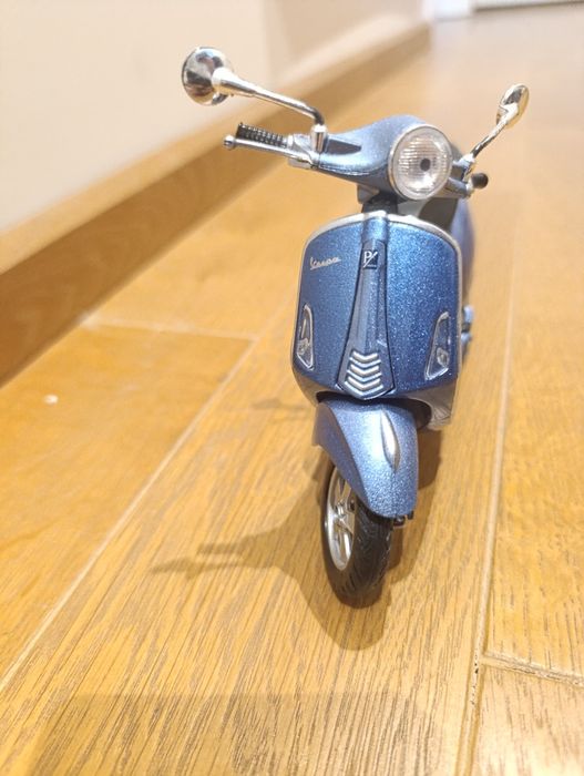 Мини моторче vespa играчка