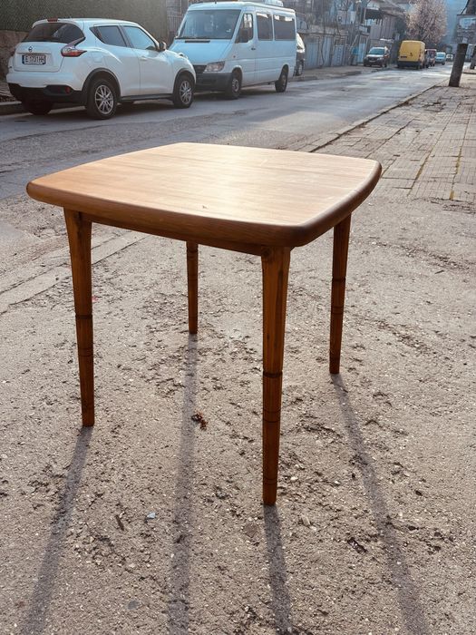 Винтидж масивна дървена маса | 70×70 см | Датирана 1989 г.