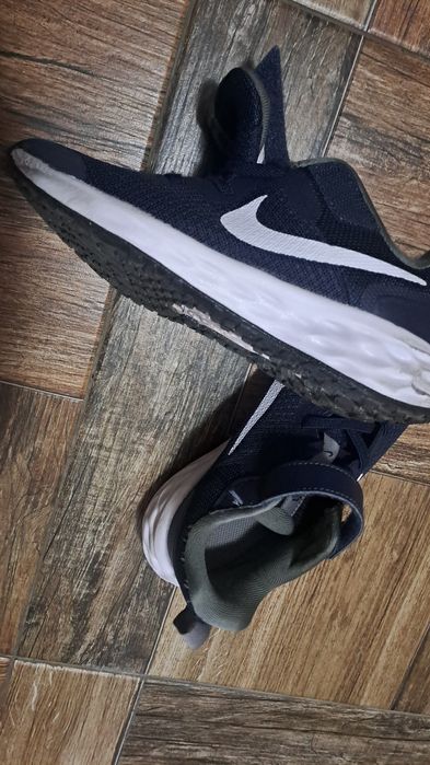 Adidasi nike. 32