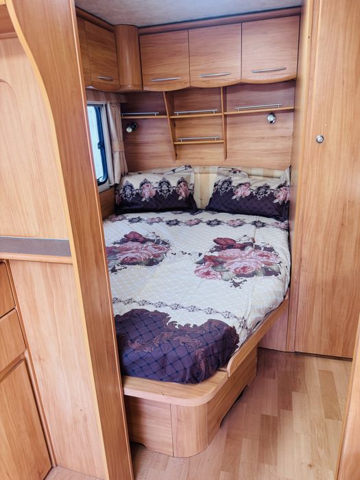 Vând Rulota Adria  Adora 532 UP  Recent inmatriculata  Pat fix matrimonial 4/5 locuri de dormit  2 Spații de dormit Motor mover