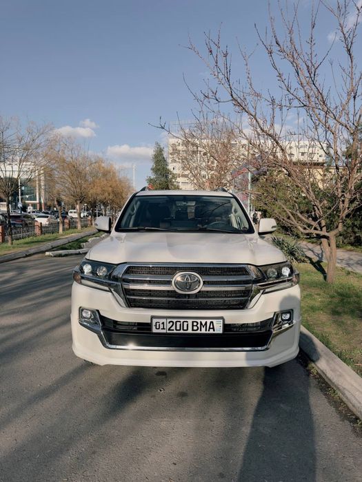 Toyota Land Cruiser 200, 2019 г. — 84 000 км—Белый — 4.0 V6 — бак 150л