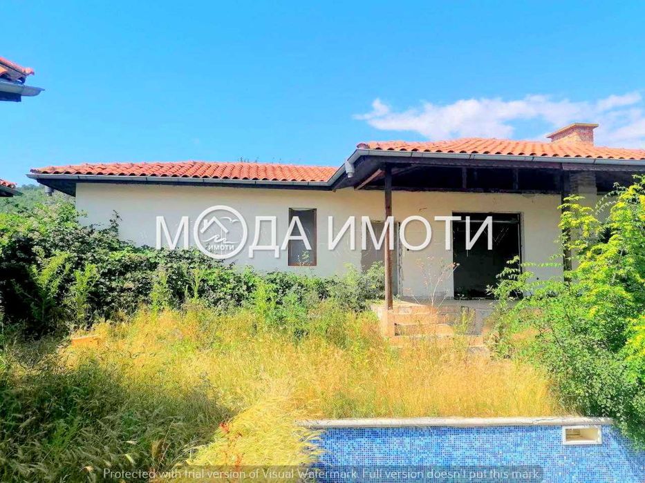 Инвестиционна възможност: Незавършен проект с 3 бунгала и  басейн.