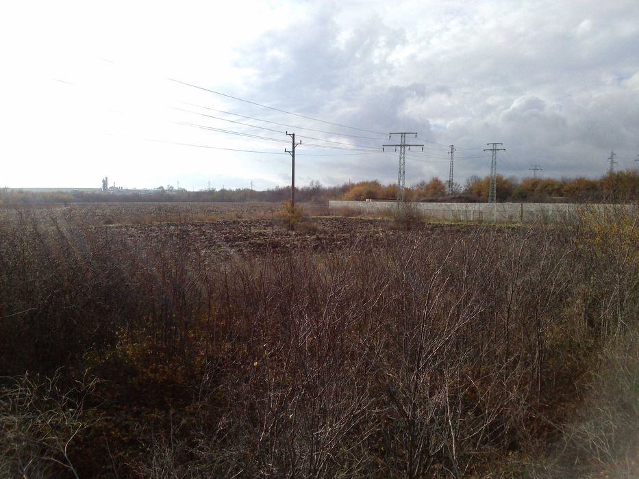 Продава парцел, подходящ за инвестиционни цели.