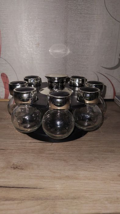 Поставка за подправки с 8 бурканчета.