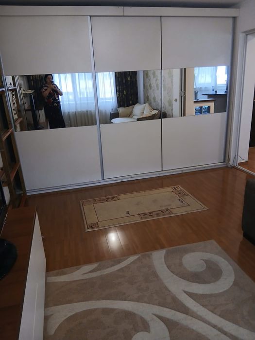 Inchiriez apartament o camera 44mp  Zimbru rond (floraria Mir)