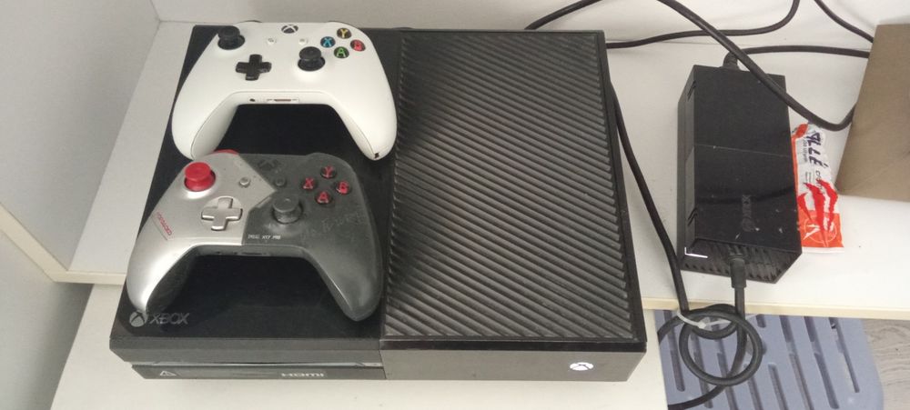 Vând Xbox one+ volan Ferrari și scaun cu pedale