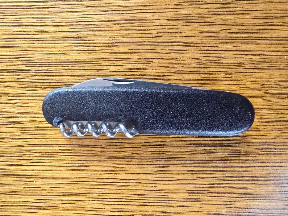 Продавам три джобни ножчета.