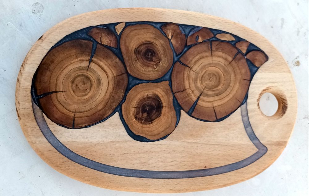 Дъска за мезета от дърво и епоксидна смола.