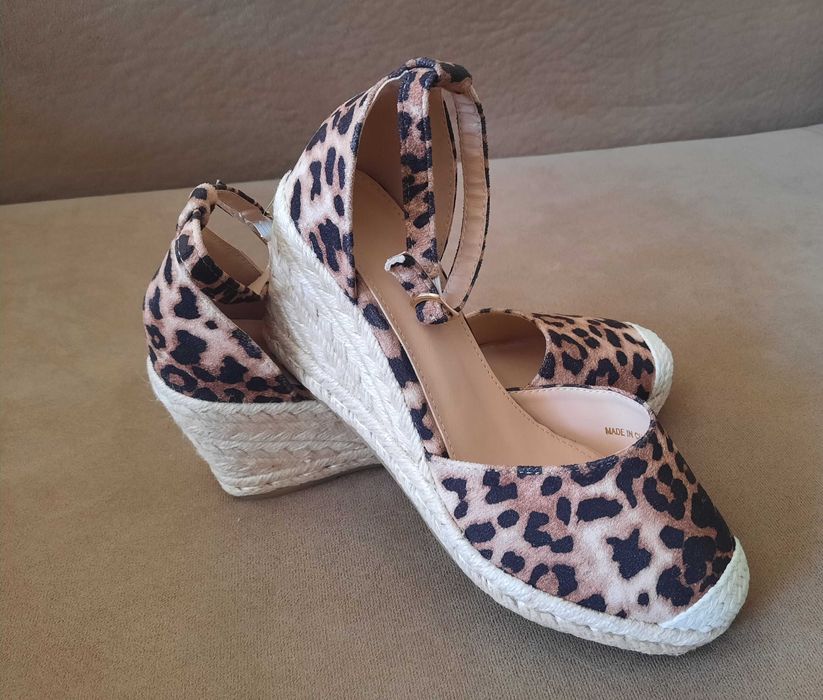 Нови дамски сандали в леопардов принт и бели летни обувки с дантела.