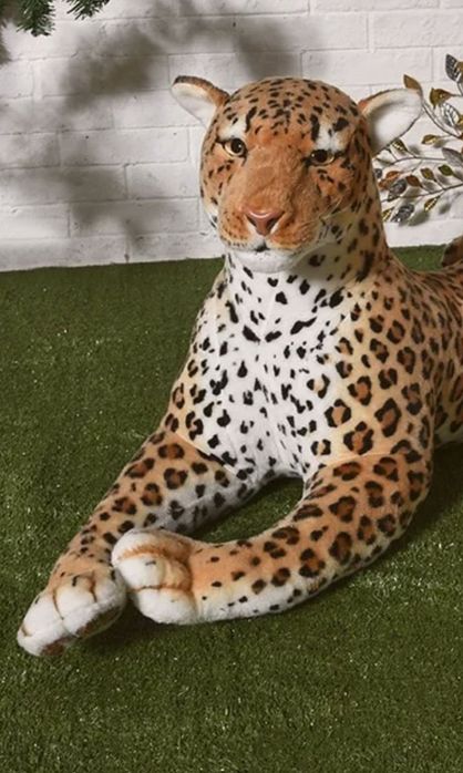 Стильный огромный леопард для дизайна интерьера. Игрушка