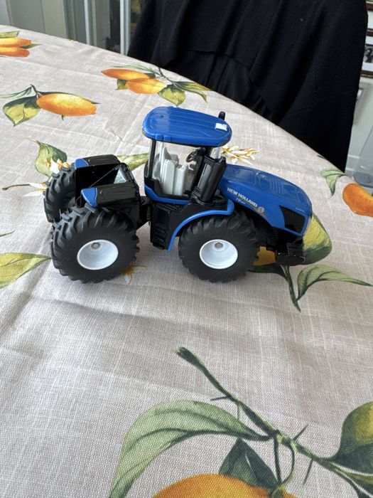 Детска играчка трактор New holland 1:50 Siku