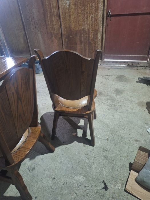 Продавам масивна дъбова трапезна маса с 4 стола.
Дължина 120 см
Височина 75 см

Столове
Височина 1 метър
От земята до седалка