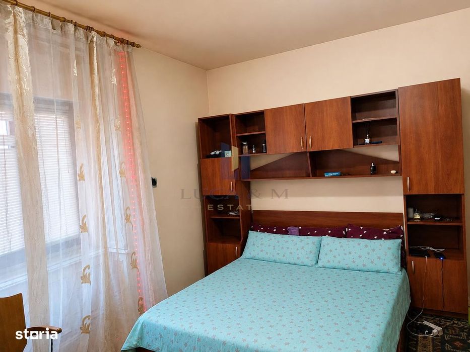 Casa solida plus gradina matura intr-o zona  linistita in centrul  Var