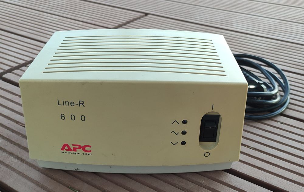 Regulator de tensiune APC LE600I
