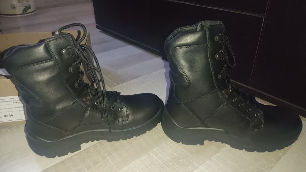 Кубинки от естествена кожа, с надпис Полиция на езика, 43 номер - нови