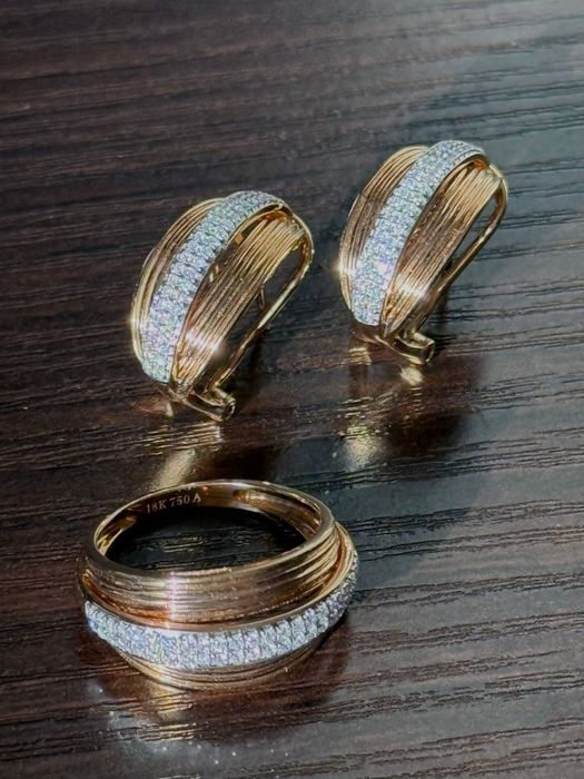 Продам серьги с кольцом золотые с бриллиантами