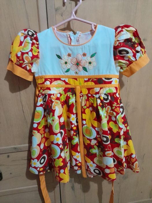 Продам платья от 2 до 4 лет