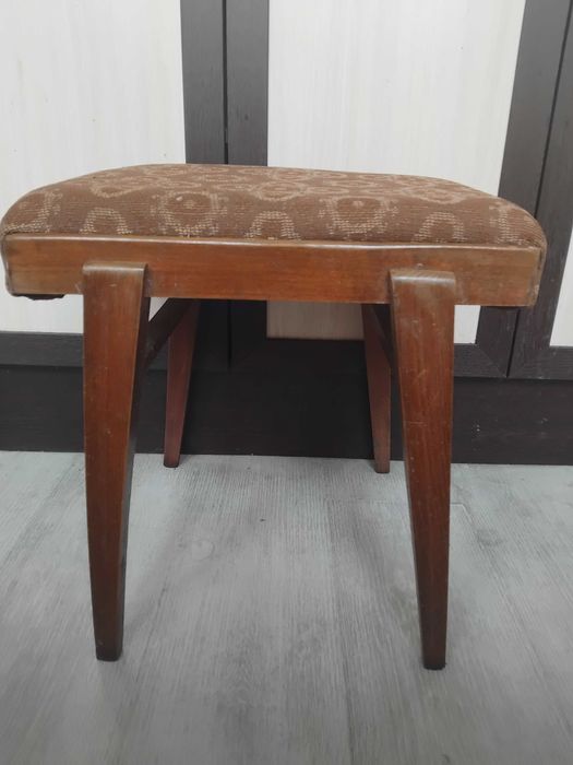 Стара Дървена Табуретка - здрава и стабилна