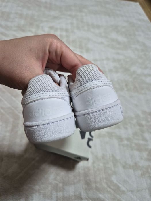 Обувки Nike носени от непроходило дете