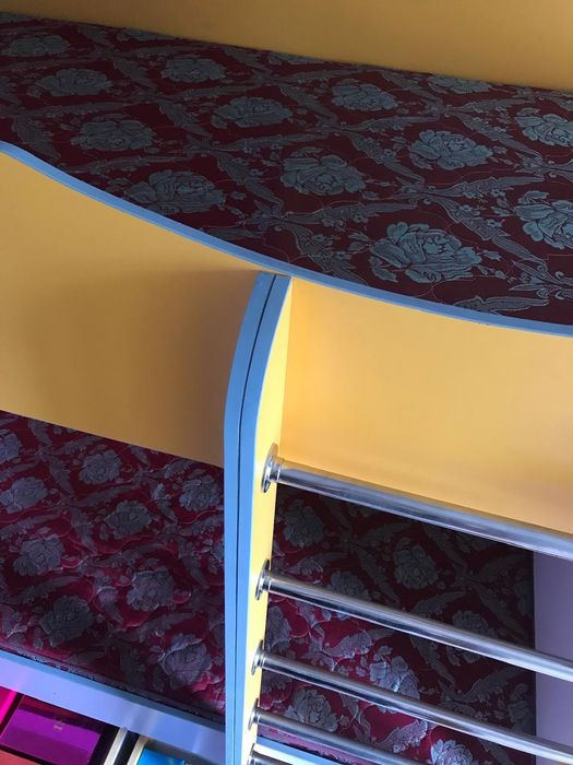 Двухъярусная кровать с матрасом