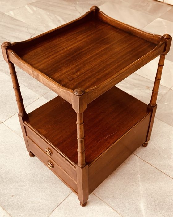 Антикварна масичка / нощно шкафче – масивно дърво, около 1900–1930 г.