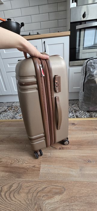 Чемодан дорожный