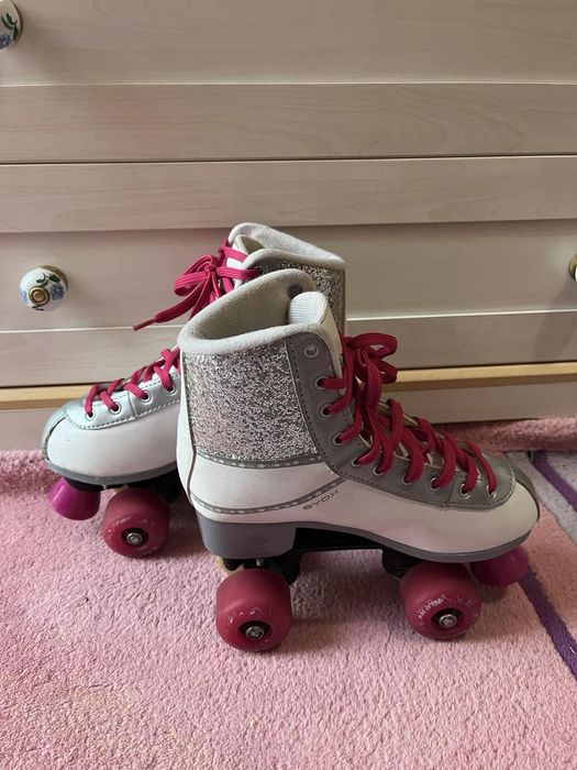 Светещи ролкови кънки BYOX и чанта за тях на Soy Luna