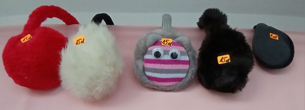 Бебешки и детски зимни шапки, зимни шалове и топли и меки наушници.