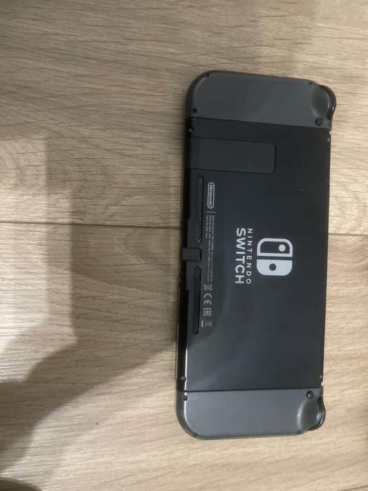 Vând nintendo  cu manete și jocuri și cont de fornite  cu 30 de skinur