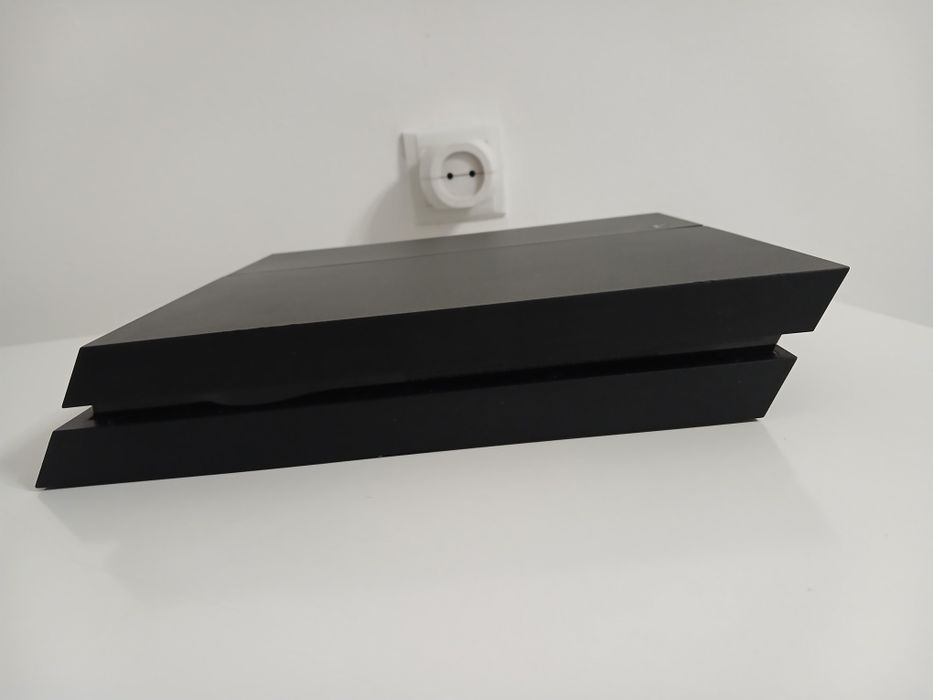 Продам Sony PlayStation 4(PS4) + игра