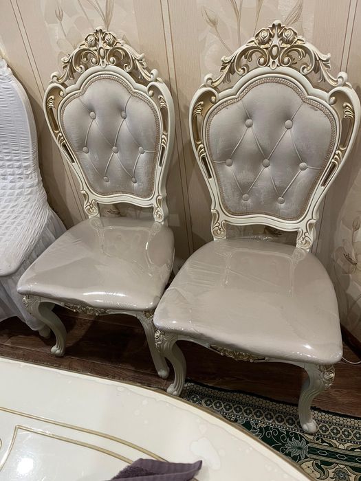 Продам стол и стулья для гостинной