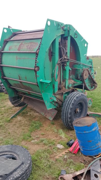 Продам рулоновый пресс подборщик.