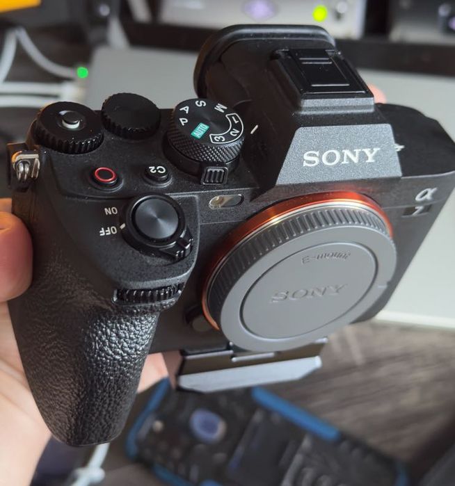 Sony A7 IV + 85mm f/1.8 + ZEISS 35mm f/2.8 + DJI RS 4 Pro Combo