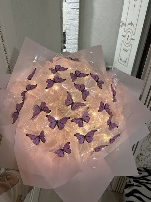 Бабочка в букете