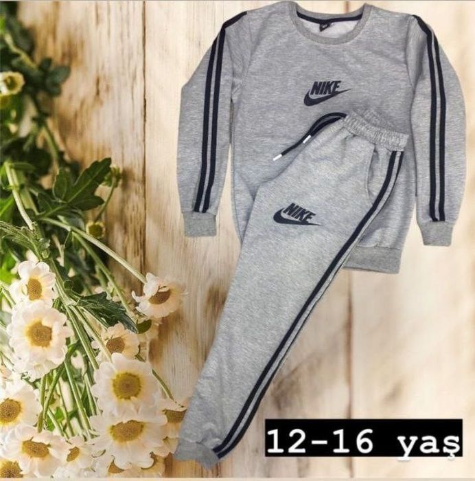 Compleu gri , băieți și fete